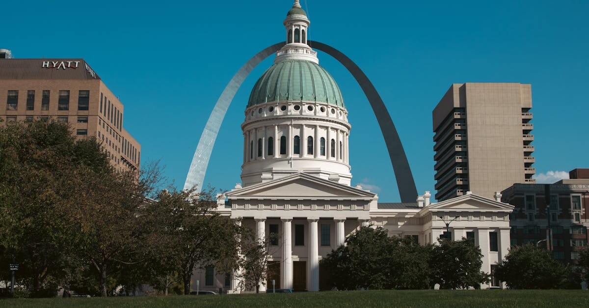 The old courthouse in St. Louis with the iconic Gateway Arch in the backdrop.